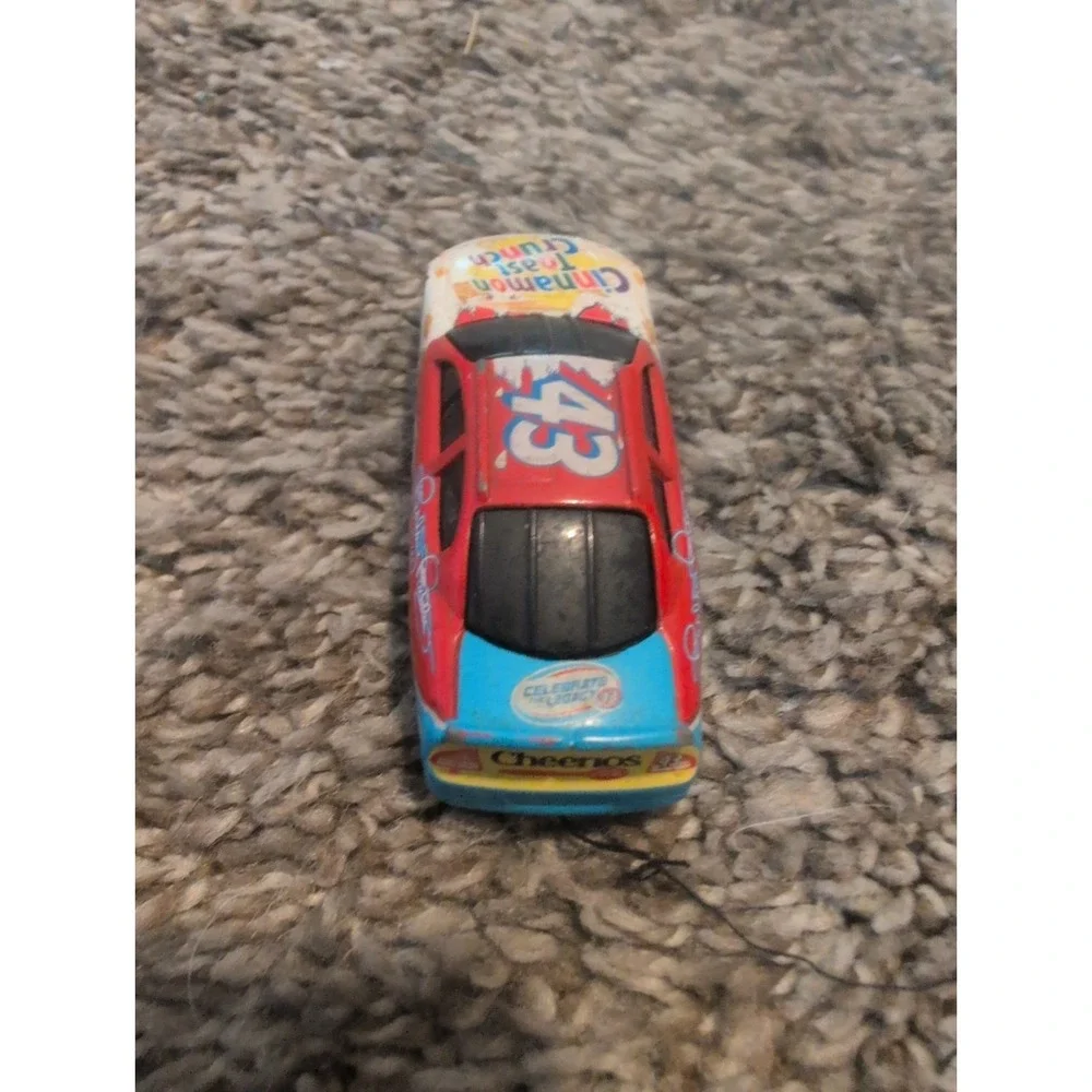 2008 Hot Wheels #43 Richard Petty NASCAR Cinnamon Toast Crunch Diecast 1:64